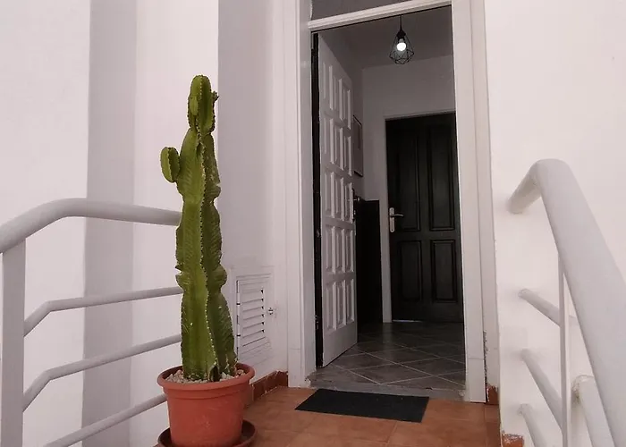 180 Seaview 1 Bedroom Flat With Swimming Pool