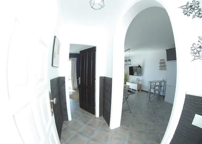 180 Seaview 1 Bedroom Flat With Swimming Pool Адехе